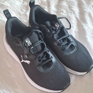 Puma Women's Black and White Sneakers